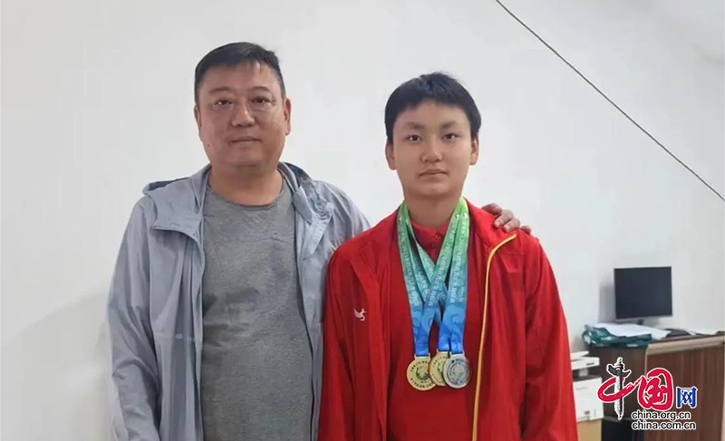 瀘州市長江小學畢業生李涵瑞在2023年四川省游泳錦標賽上喜獲佳績