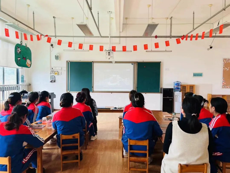 生命之鑒 警鐘長(zhǎng)鳴——遂寧市金魚幼兒園組織師幼員工觀看安全生產(chǎn)警示教育片