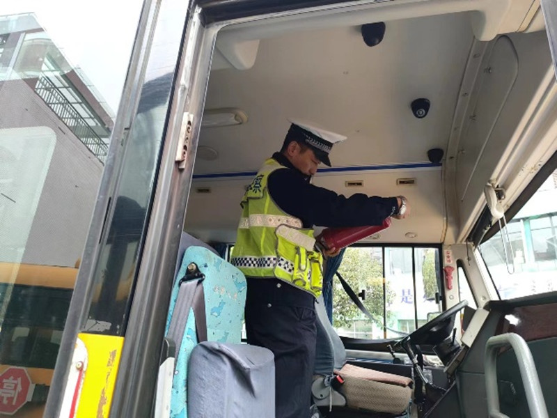 遂寧交警：擰緊校車“安全閥”筑牢師生平安路