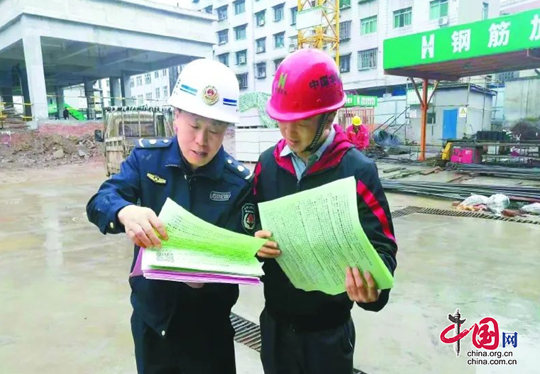 四川南充城管：加大巡查管控力度 “城管藍”守護天空藍