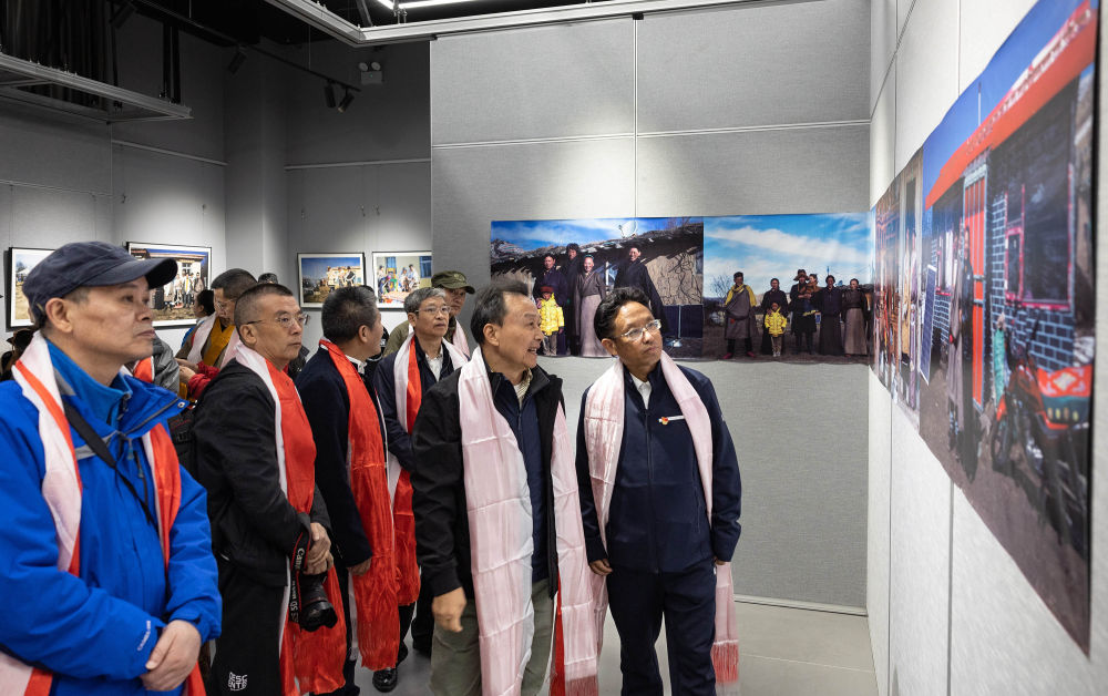 《黄河川流·牧场之上——四户阿坝牧民家庭十年跟踪拍摄成果展》在马尔康开幕