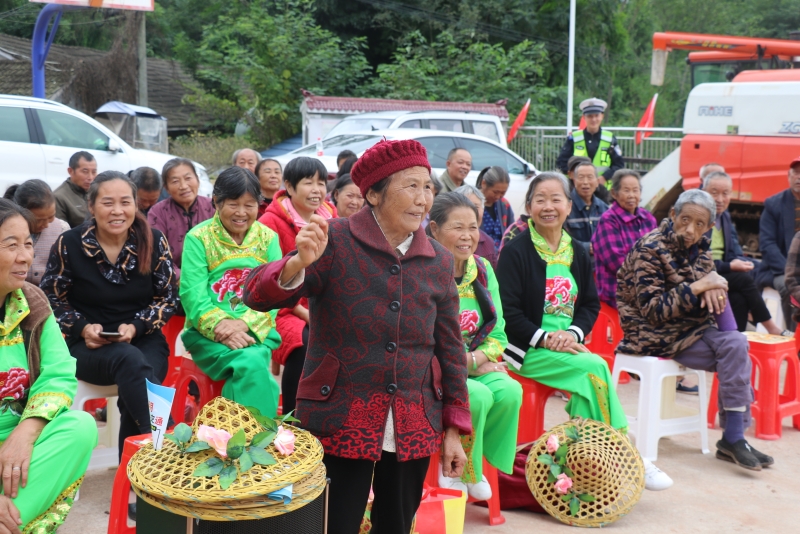 村壩頭話安全 “美麗鄉(xiāng)村行”交通安全巡回宣傳活動走進(jìn)玉峰鎮(zhèn)指石河村