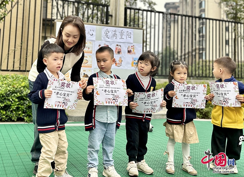 瀘州市春華路幼兒園開展 “孝潤童心，愛滿重陽”重陽節(jié)主題教育