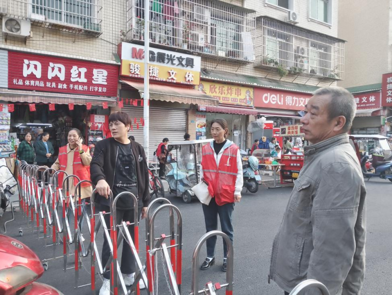 射洪市太和街道涼帽山社區(qū)開展“護(hù)學(xué)崗”志愿服務(wù)活動