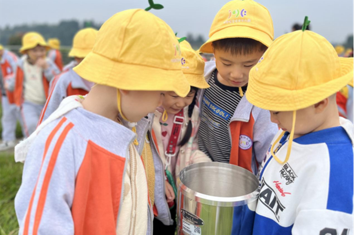 大英博美倬爾幼兒園組織幼兒到大英縣氣象局進(jìn)行參觀活動(dòng)