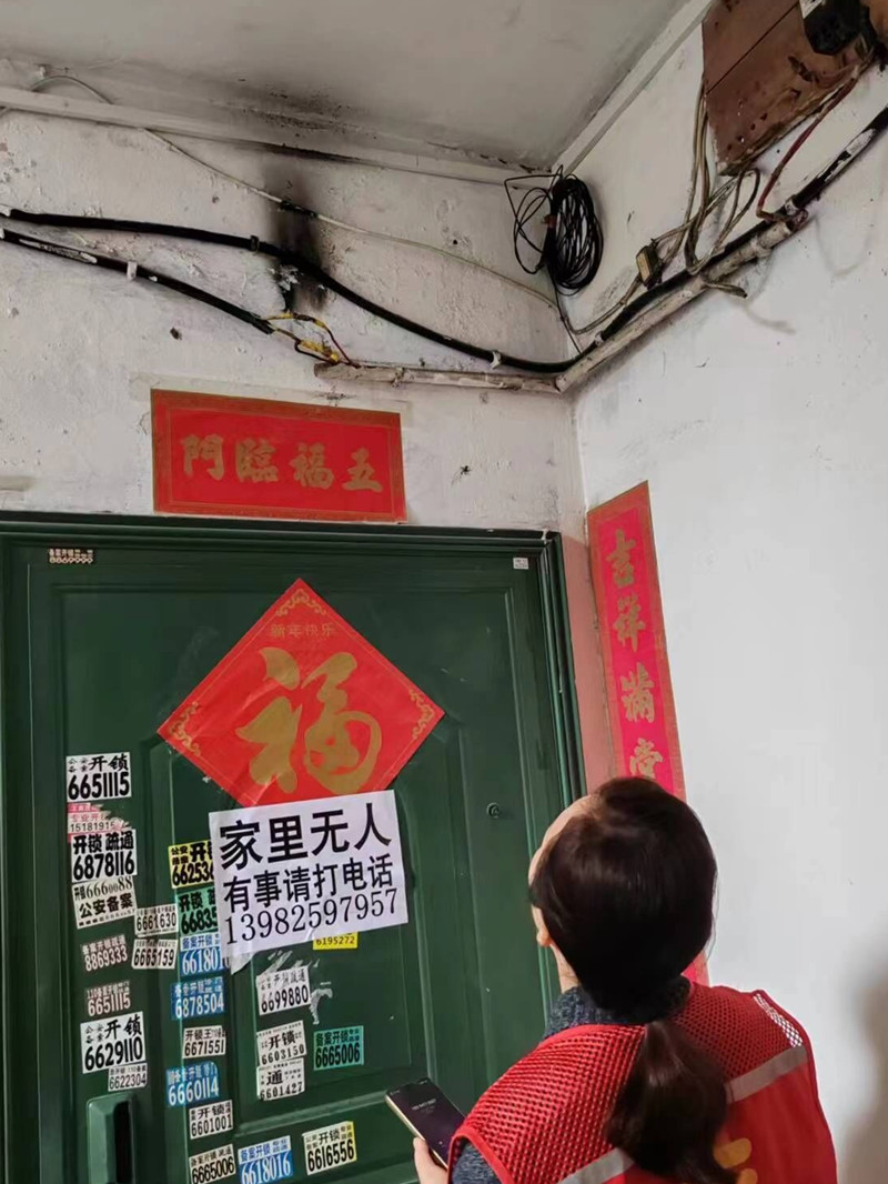 射洪市太和街道三元宮社區(qū)：閑置房電線冒火花，“格格”及時(shí)發(fā)現(xiàn)處理