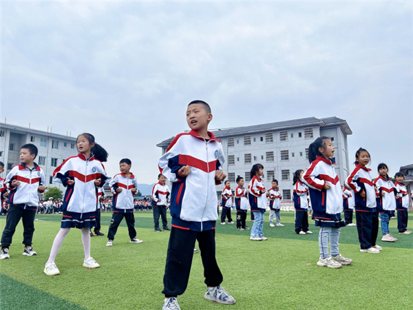 感恩教育催人奮進(jìn) “文明之花”綻放校園——走進(jìn)市級(jí)文明校園名山區(qū)前進(jìn)鎮(zhèn)中心小學(xué)