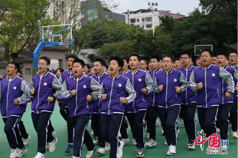 百煉磨意志 英姿綻芳華|四川南充高中舉行學子軍訓匯演