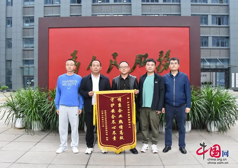 瀘州市場監(jiān)管人：主動作為聆企聲，為民服務獲贊旗