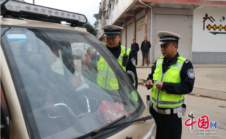 四川南充蓬安交警：交通安全專項整治行動進鄉村 築牢農村地區交通安全防線