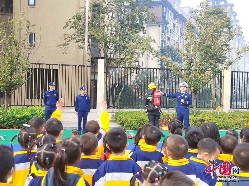 江陽區(qū)江陽南路消防救援站走進(jìn)春華路幼兒園開展消防安全教育