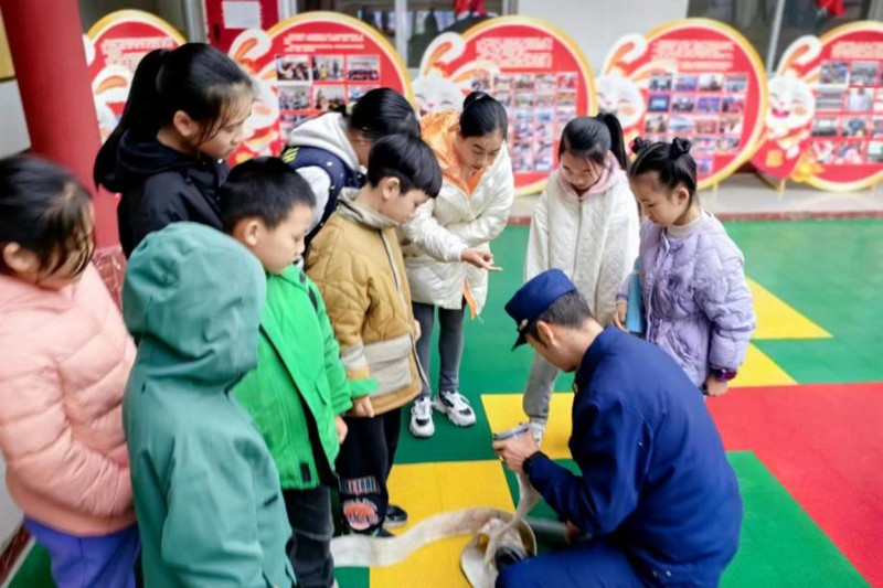 射洪市太和街道黃磉浩社區(qū)開展消防安全主題宣傳活動