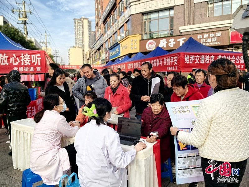 旌陽(yáng)區(qū)孝感街道開展“服務(wù)零距離”政策宣傳進(jìn)社區(qū)活動(dòng)