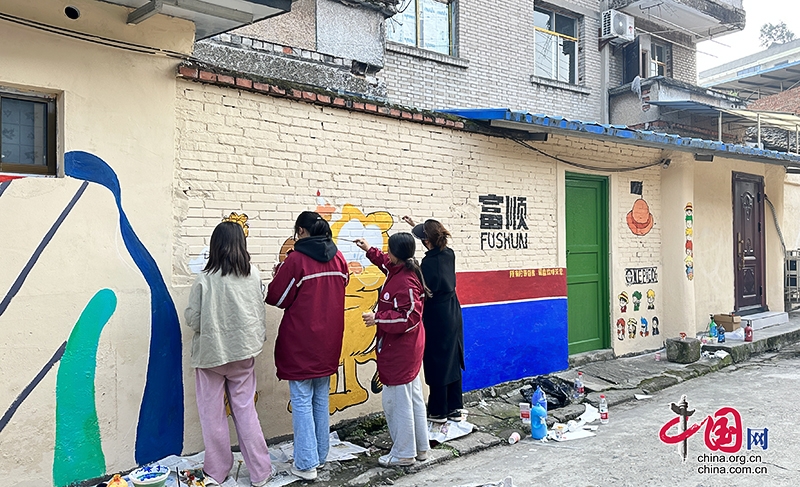 自贡富顺县：手绘涂鸦扮靓社区 成为居民打卡新地标