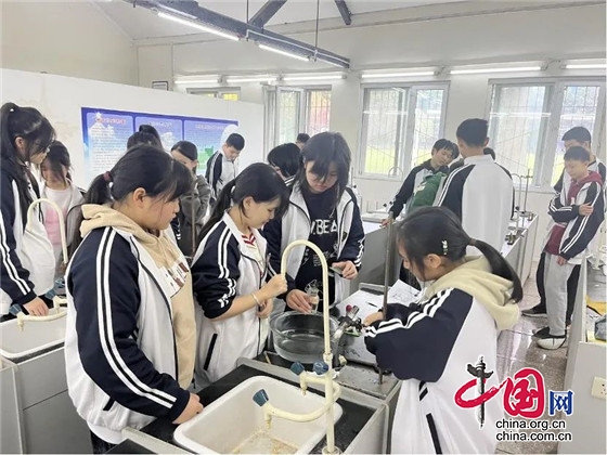 感受实验之趣 探寻化学之美 都江堰市光亚学校开展趣味化学实验