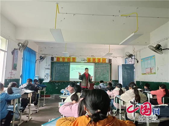 盐亭县岐伯镇来龙小学举行2023年秋青年教师课堂大赛
