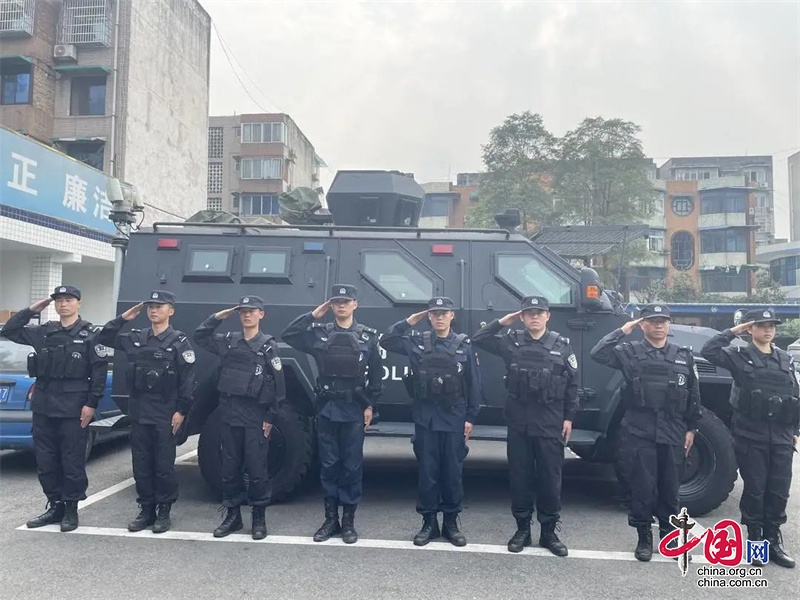 路遇老人摔倒，新民警暖心救助