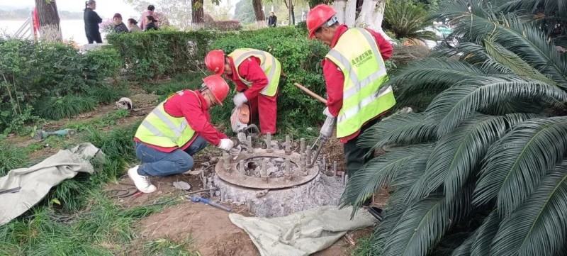 拆除“霸占”城市公共空間無主廢棄物