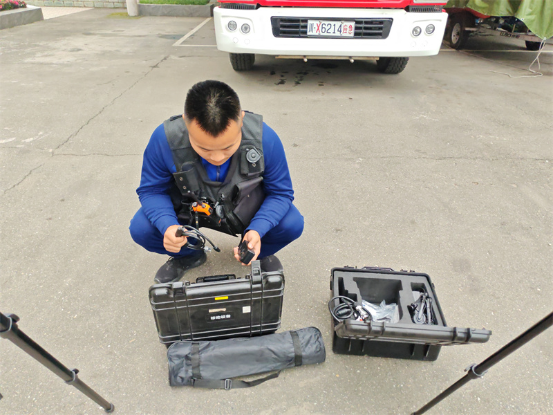 安居区梧桐路消防救援站对配备的通信装备开展检查