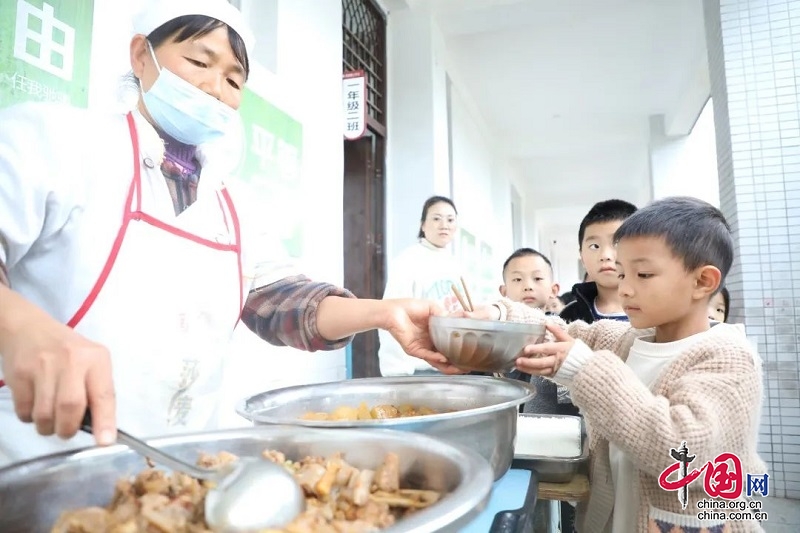 廣安前鋒:學(xué)生用餐 校長(zhǎng)陪伴