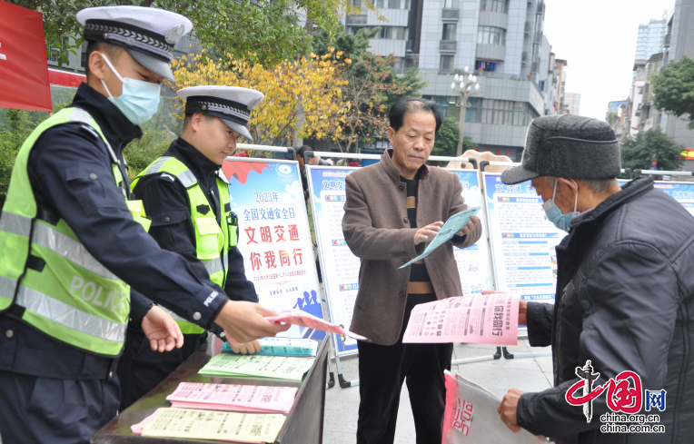 南部縣交警積極開展“122全國交通安全日”宣傳活動