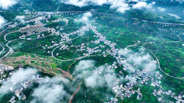 道路暢產(chǎn)業(yè)興 風景至農(nóng)村美——漢源縣甘溪壩至清溪公路被評為2023年度全省“十大最美農(nóng)村路”