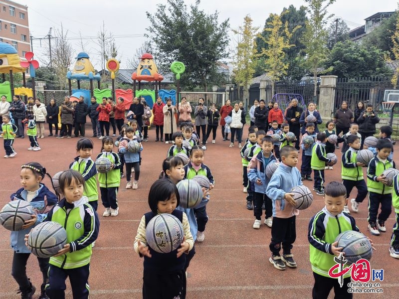 宜賓市敘州區(qū)蕨溪鎮(zhèn)中心幼兒園泥南分園：召開全園家長開放日活動