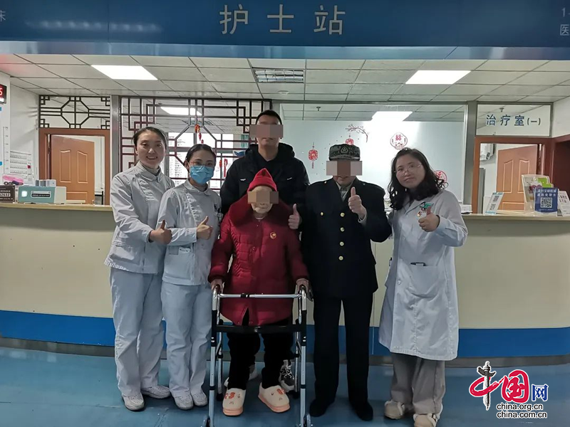 卧床一年多的74岁何婆婆在广元市中医医院治疗后又能走路了