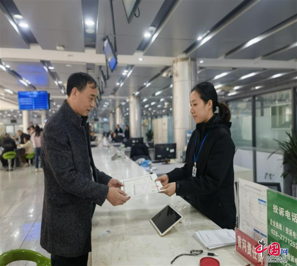 一扇门办两地事！简阳市发出首列个体工商户跨区迁移登记营业执照