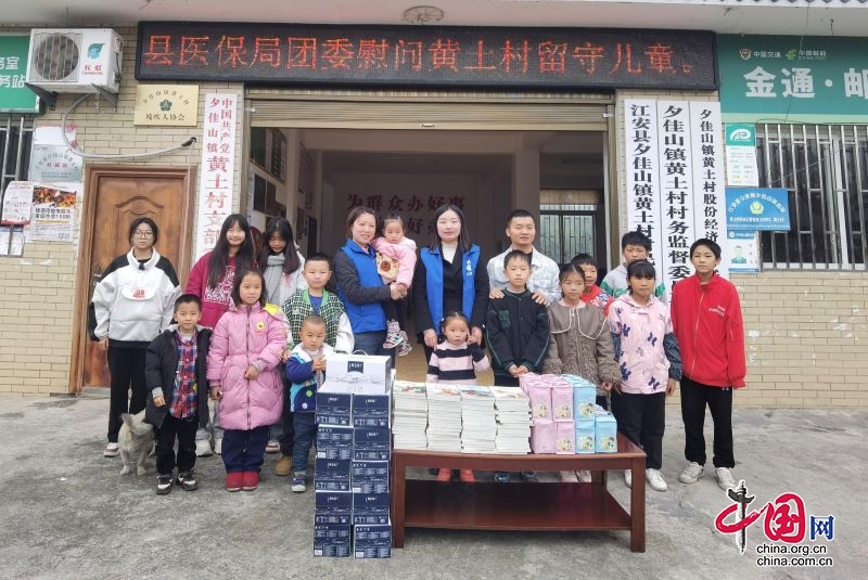 江安县医疗保障局团委开展慰问帮扶村留守儿童活动