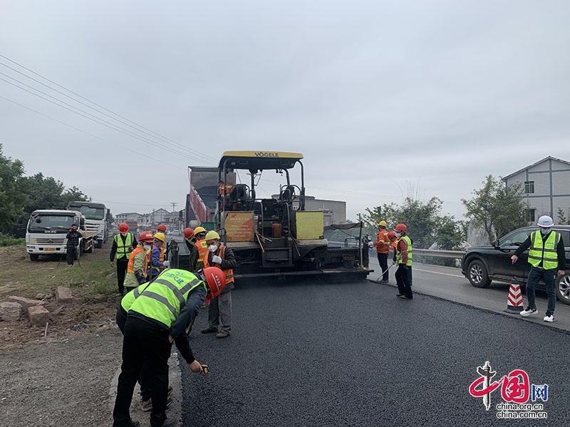 龍馬潭區(qū)特興楊四店至魚塘街道路面開始鋪筑瀝青面層