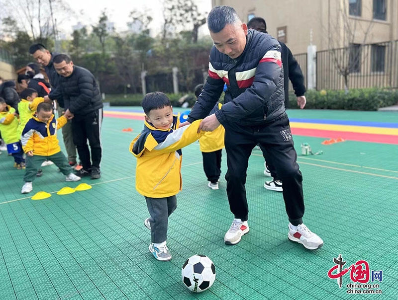 瀘州市春華路幼兒園舉辦足球嘉年華親子活動