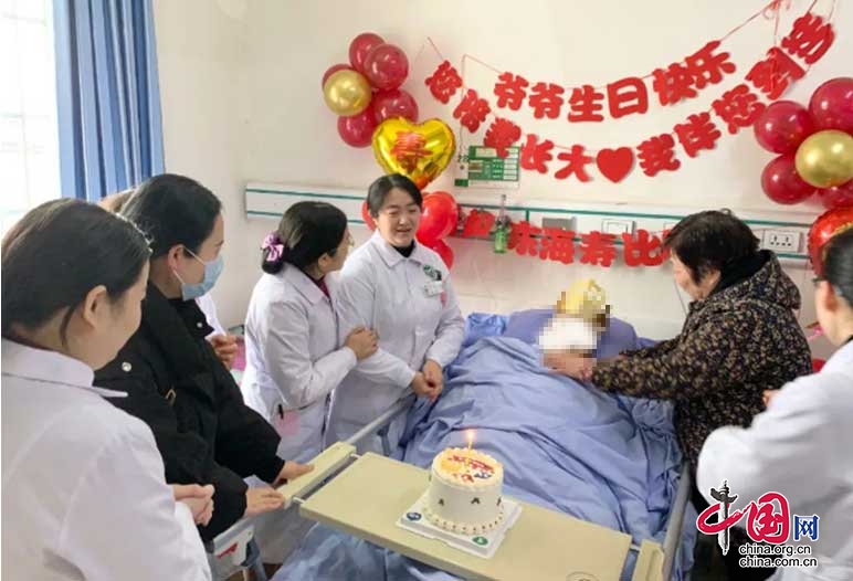 愛在病房 溫情人心 | 西充縣人民醫院：臥床老人在病床上過生日