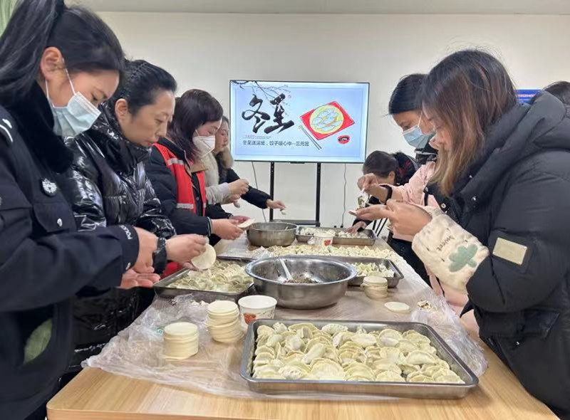 射洪市太和街道三元宮社區(qū)：冬至送溫暖，餃子暖心中