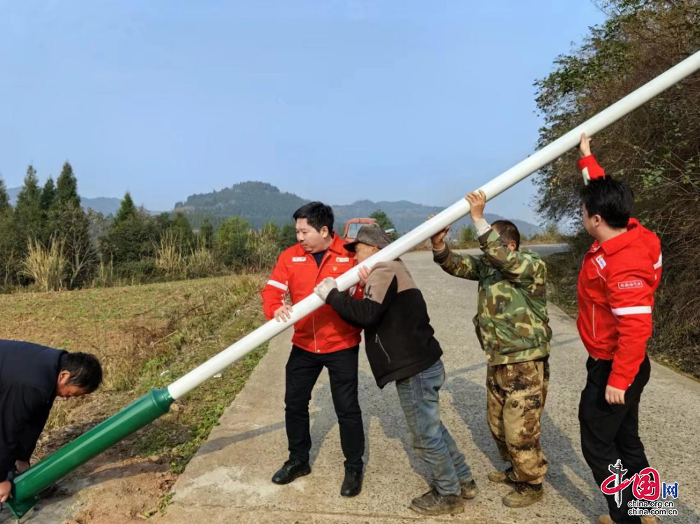 西南油气田川港南充嘉能公司援建路灯照亮乡村幸福路