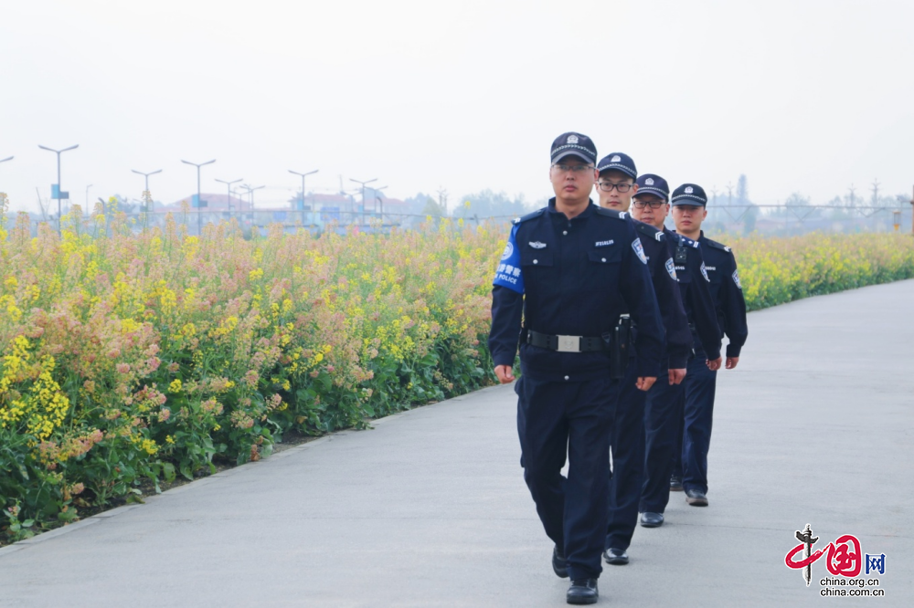 成都新津公安：“一村一警”绘就基层基础治理好“枫”景