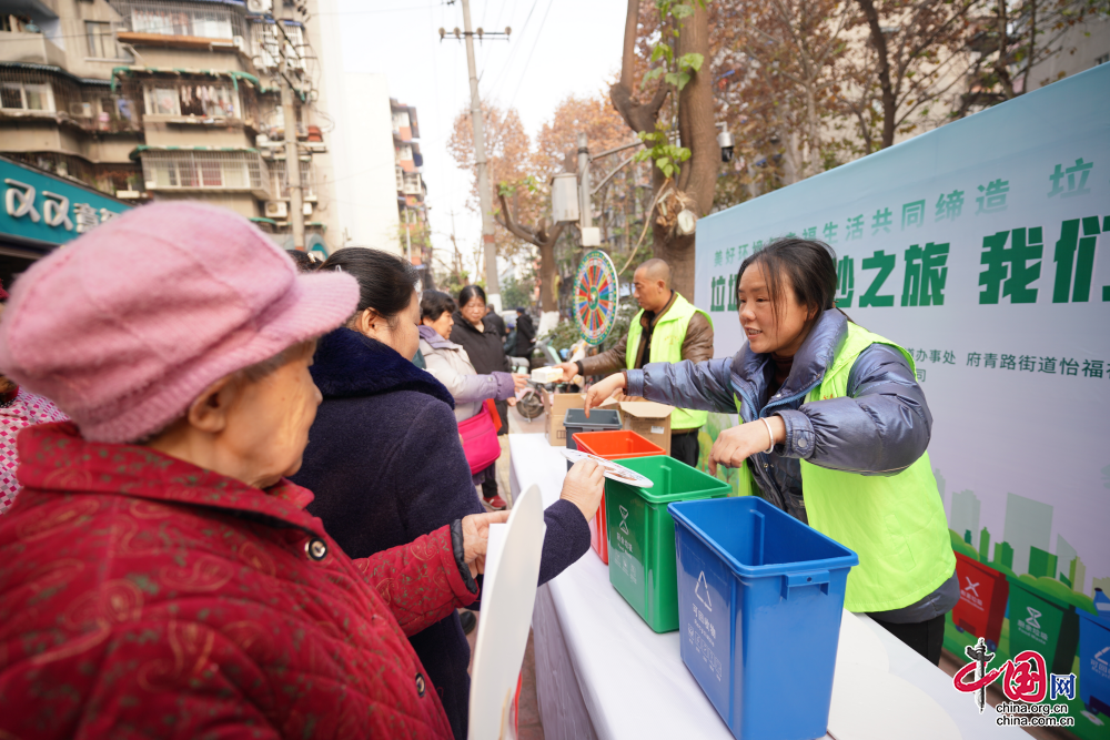 “新岁序开·趣味怡福”潮集市——成都成华区府青路街道怡福社区开展“我们的节日”暨“旧物换新知”垃圾分类宣传活动