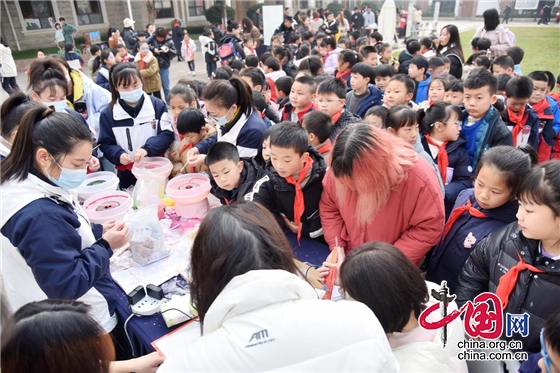 摆摊义卖！成都新川外国语学校小学生爱心捐助地震灾区