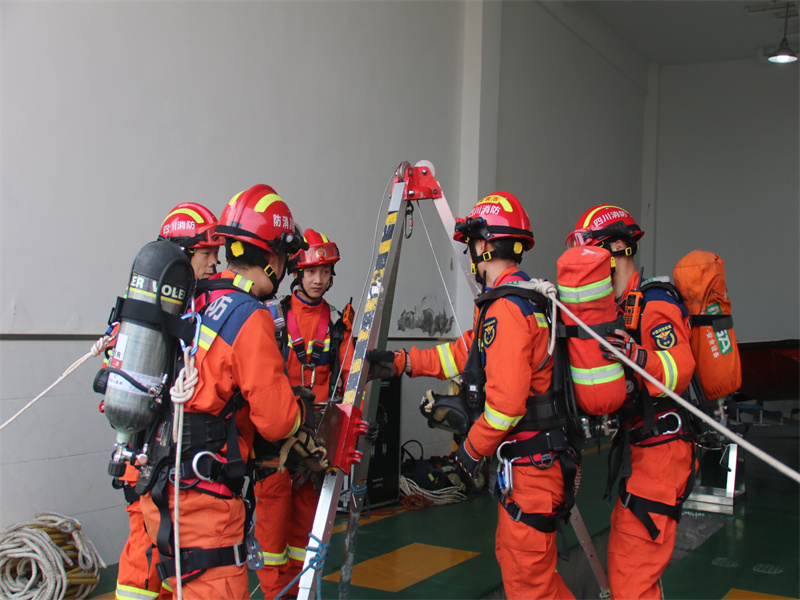 射洪市太和大道消防救援站開展地下有限空間救援訓(xùn)練