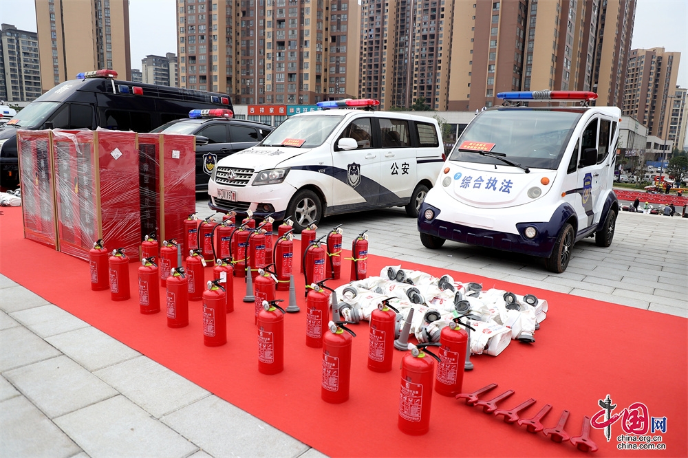 装灭火器、配消防水带……遂宁一批执法巡逻车化身微型消防站