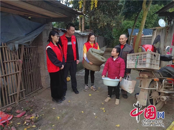 “暖冬”行动 为爱加温 绵阳市迎新小学党支部开展走访慰问活动