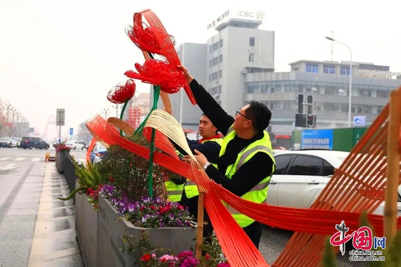 年味兒十足！德陽(yáng)街頭扎景“換裝”迎新春