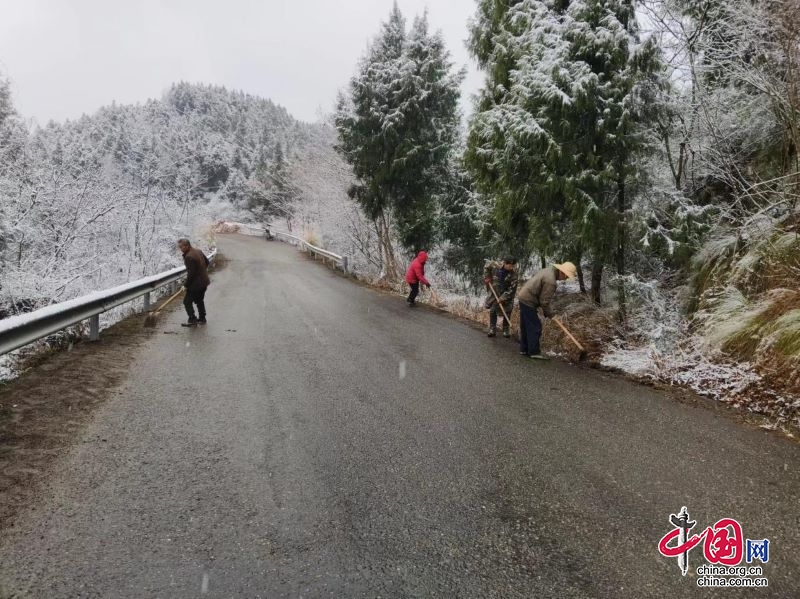 剑阁县公兴镇扎实开展道路交通安全劝导和除雪保畅工作