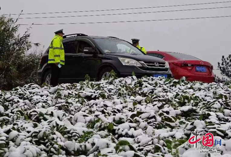 南充多地瑞雪飄 雨雪路滑交警忙