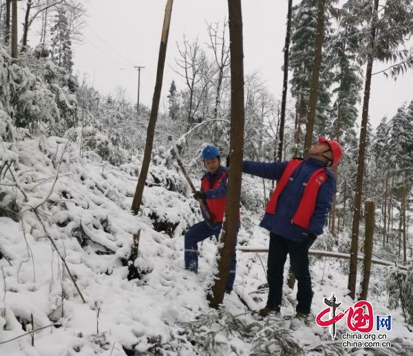 四川能投興文電力：頂風(fēng)踏雪 抗冰保電