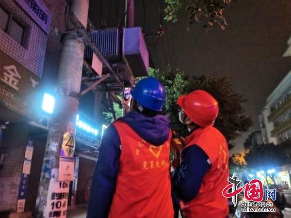 四川能投興文電力：夜巡測溫保供電 嚴陣以待戰寒潮