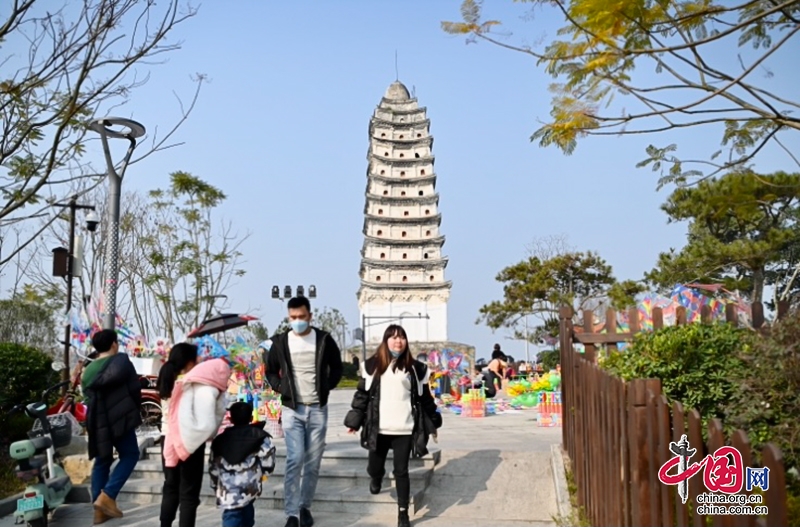 自贡荣县大佛寺白塔山游人如织 4天迎接各地客人8万人次