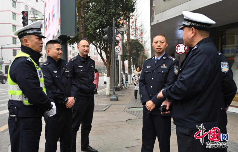 四川南充交警支隊營山大隊採取“三三”舉措 全力保障2024年春節交通安保工作