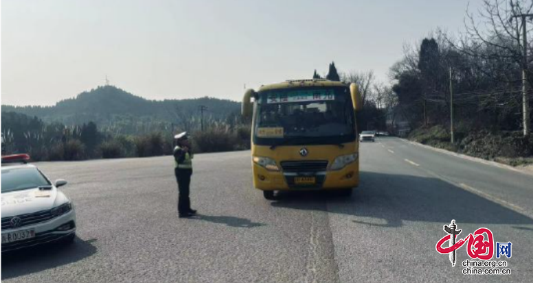 春節返程 安全第一 | 四川南充公安交警對來往客運車輛進行登記檢查