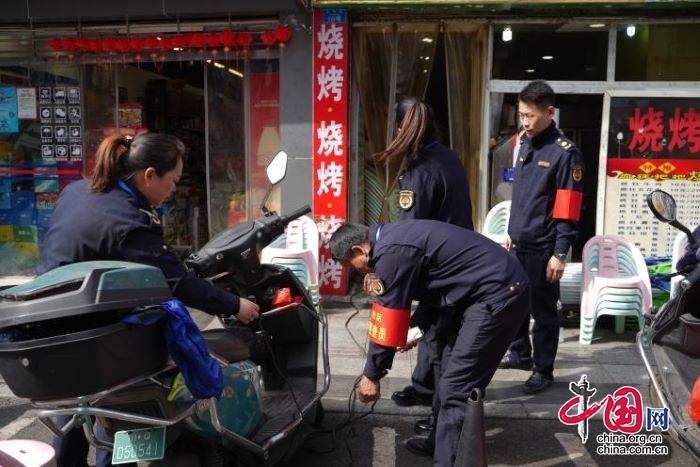 共護平安清華｜宜賓市翠屏區大觀樓街道志愿“小蜜蜂”在行動